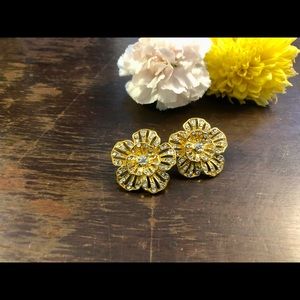 🌼Amrita Singh gold tone flower studded earrings🌼